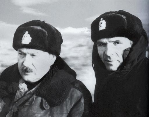 Командир ПЛ Б-105 Г. Сучков (справа) вместе со своим комбригом И. Моховым. Осень 1978 года Командир ПЛ Б-105 Г. Сучков (справа) вместе со своим комбригом И. Моховым. Осень 1978 года.jpg